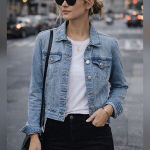 Dynamite Light Wash Denim Jacket Women’s Size S Classic Cropped Jean Jacket Blue